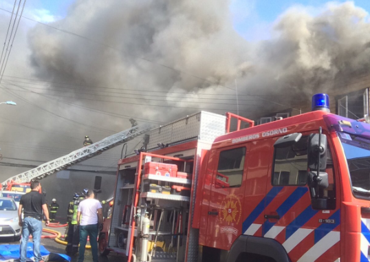 Controlado el violento incendio que sacudió casona en pleno centro de Osorno