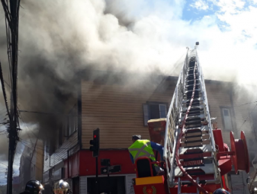 Violento incendio consume casona ubicada en pleno centro de Osorno