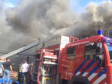 Controlado el violento incendio que sacudió casona en pleno centro de Osorno