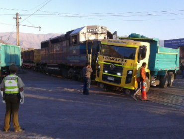 Tren de carga impacta de costado con un camión en San Felipe