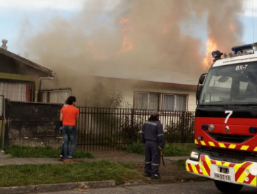 Tres casas consumidas y un lesionado deja incendio en Población Pichi Pelluco