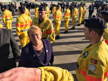 Bachelet llega a Portugal y rinde homenaje a brigadistas que combatieron incendios en Chile