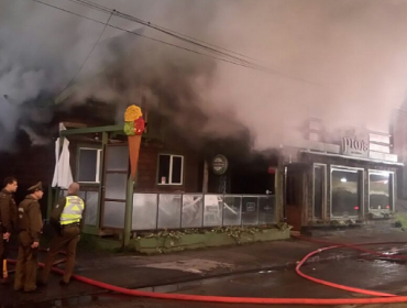 Violento incendio destruyó por completo conocido restaurante de Puerto Varas