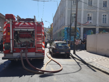 Incendio estructural se registró cerca de Plaza Sotomayor en Valparaíso