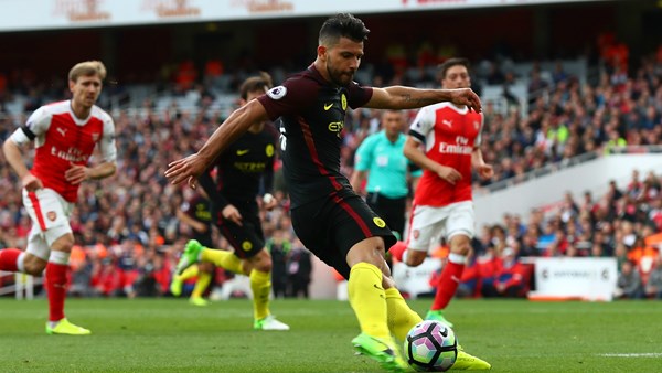 Arsenal con Sánchez de titular y el Manchester City con Bravo en la banca repartieron puntos