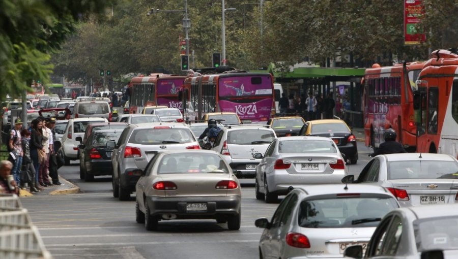 Este lunes comienza la restricción vehicular para no catalíticos en Santiago