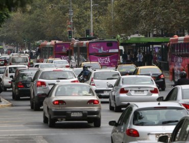 Este lunes comienza la restricción vehicular para no catalíticos en Santiago