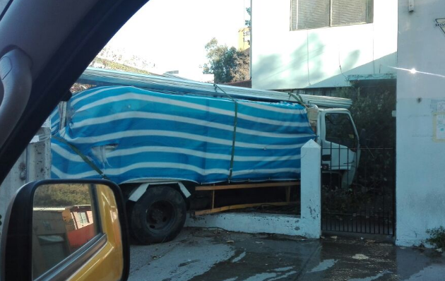 Camión colisiona contra una vivienda en Viña del Mar