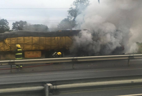 Camión se incendió en plena carretera en la comuna de Río Negro