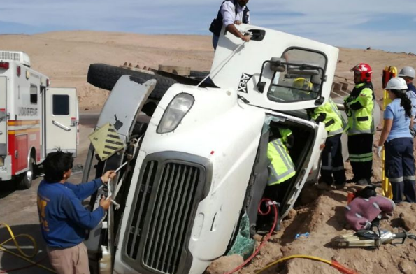 Rescatan a chofer que quedó atrapado tras volcar camión en minera Cosayach