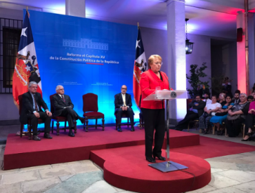 Reforma: Presidenta Bachelet firma proyecto para modificar Capítulo XV de la Constitución