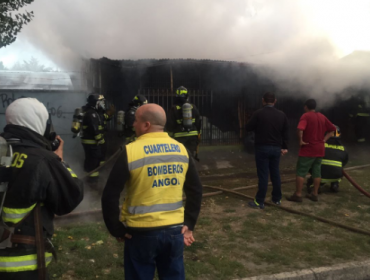 Incendio deja una vivienda destruida en la comuna de Angol