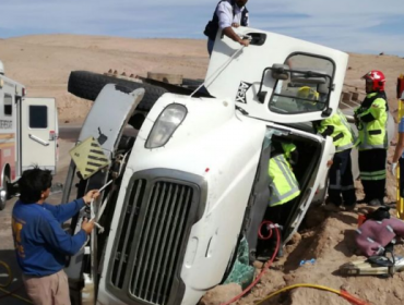 Rescatan a chofer que quedó atrapado tras volcar camión en minera Cosayach