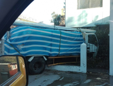 Camión colisiona contra una vivienda en Viña del Mar