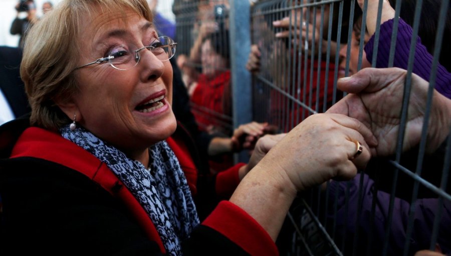 Adimark: Bachelet aumenta su nivel de aprobación tras leve baja por incendios forestales