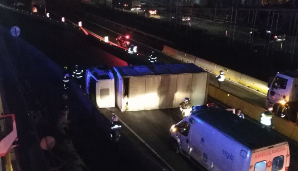 Camión se vuelca en la Ruta 5 Norte y provoca gran congestión vehicular