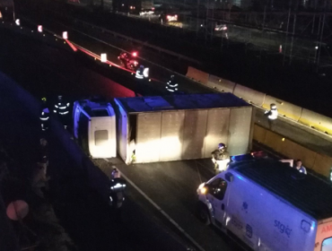 Camión se vuelca en la Ruta 5 Norte y provoca gran congestión vehicular
