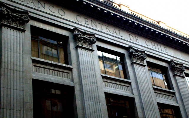 Imacec de febrero cae 1,3% y se convierte en el peor registro del mes desde 2009