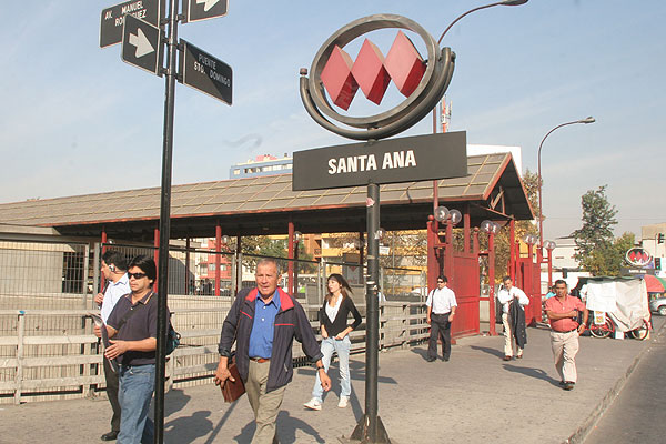 Operativo: Sospechoso bolso obligó a cerrar la estación de metro Santa Ana