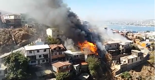 Incendio estructural afecta a diversas viviendas en Cerro Toro de Valparaíso