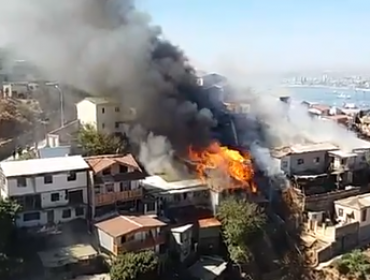 Incendio estructural afecta a diversas viviendas en Cerro Toro de Valparaíso