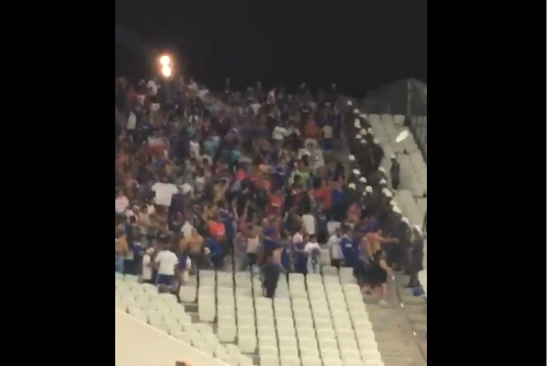 Videos revelan serios desmanes de los hinchas azules en el Arena Corinthians