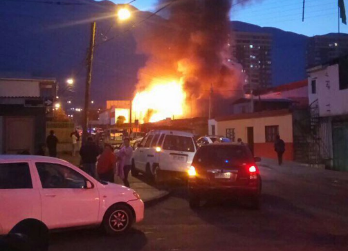 Violento incendio consume tres viviendas y deja más de 20 damnificados en Iquique