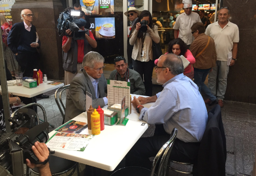 Ministro Valdés fue increpado y le lanzaron monedas mientras almorzaba