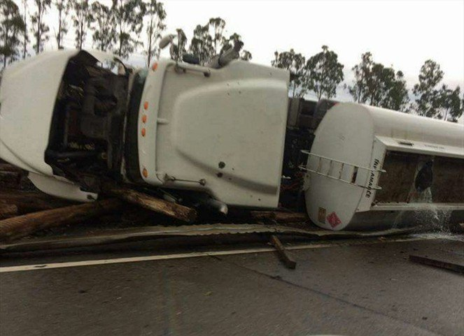 Violento choque entre camiones: Se derramaron 15 mil litros de combustible