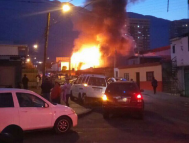 Violento incendio consume tres viviendas y deja más de 20 damnificados en Iquique