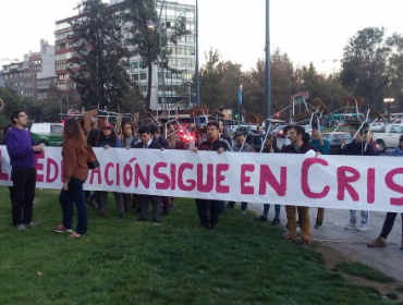 Confech realiza protesta pacífica en la antesala a la marcha del próximo 11 de abril