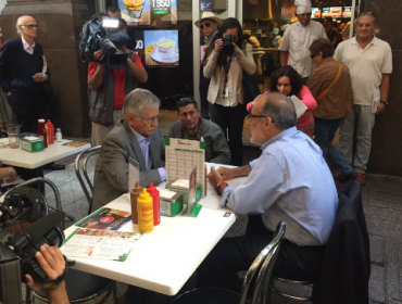 Ministro Valdés fue increpado y le lanzaron monedas mientras almorzaba