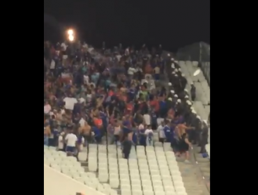 Videos revelan serios desmanes de los hinchas azules en el Arena Corinthians