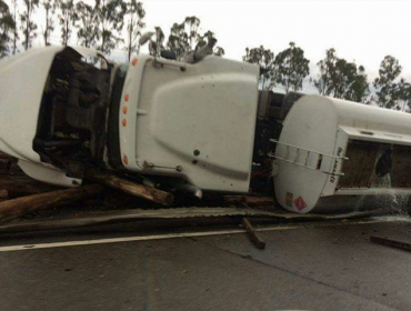 Violento choque entre camiones: Se derramaron 15 mil litros de combustible