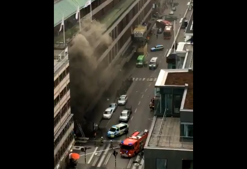 Impactante: El momento exacto de la embestida del camión en local de Estocolmo