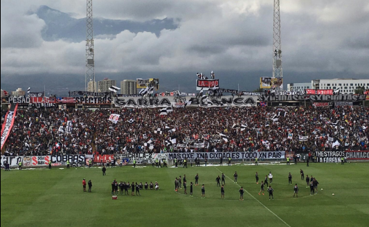 Garra Blanca protagonizó tradicional “arengazo” en la previa al superclásico