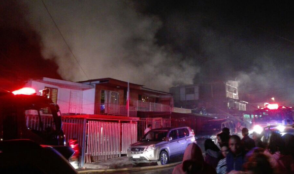 Incendio afecta a dos viviendas en el sector norte de Antofagasta