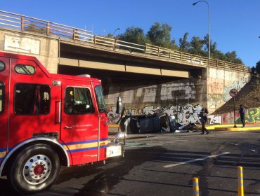 Providencia: Auto cae al menos 10 metros desde paso nivel en Avenida el Cerro