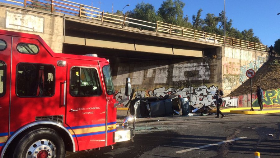 Providencia: Auto cae al menos 10 metros desde paso nivel en Avenida el Cerro