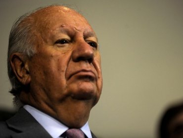 Políticos se manifiestan a través de redes sociales tras decisión de Ricardo Lagos