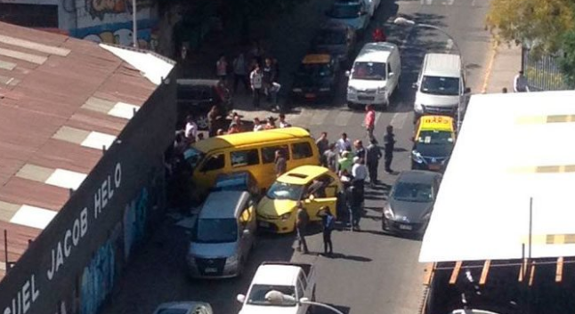 Colisión entre furgón escolar y un vehículo deja al menos 14 niños lesionados