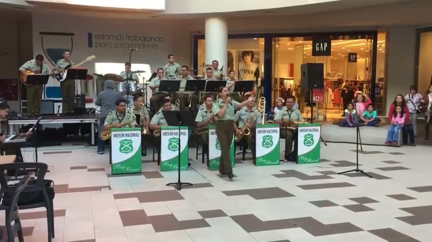 Carabineros se lucen cantando tema de Mon Laferte en Mall de Viña del Mar