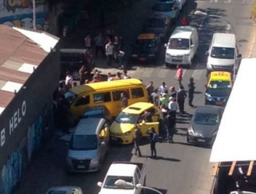 Colisión entre furgón escolar y un vehículo deja al menos 14 niños lesionados