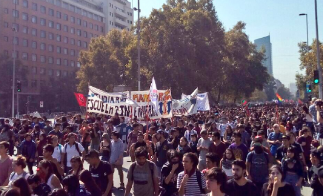 Marcha estudiantil finaliza con gran convocatoria e incidentes menores en Santiago