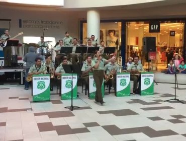 Carabineros se lucen cantando tema de Mon Laferte en Mall de Viña del Mar