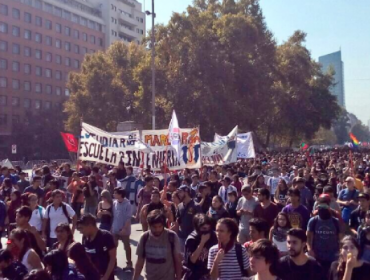 Marcha estudiantil finaliza con gran convocatoria e incidentes menores en Santiago