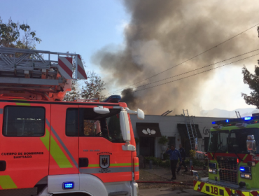 Incendio consume centro comercial en la comuna de Vitacura