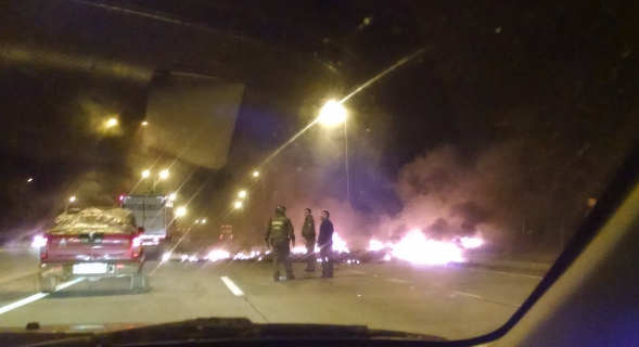 Barricadas generan bloqueo de rutas y retraso de Biotrén en el Gran Concepción