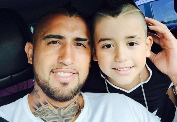 Hijo de Vidal se fotografió con Cristiano Ronaldo tras derrota del Bayern