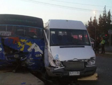 Colisión entre microbús y furgón escolar deja 11 heridos en Linares